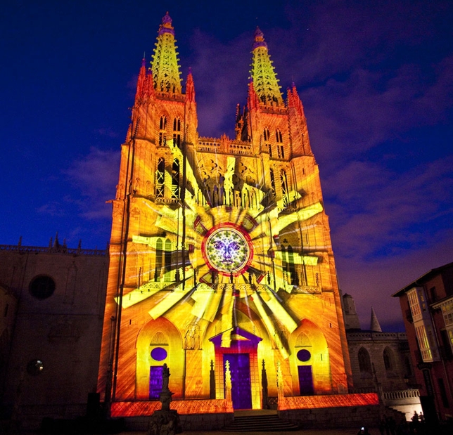 El espectáculo 'La catedral encantada' celebró la ampliación de la protección al centro histórico.
