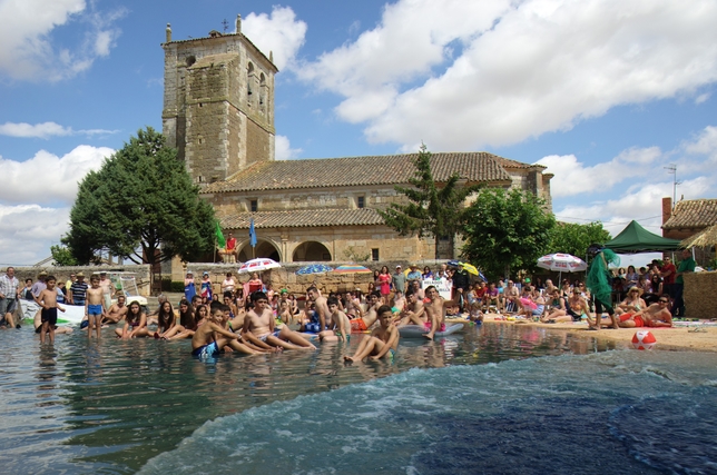 En su primera participación en el concurso 'Mi pueblo es el mejor', de DB, los vecinos de Guadilla de Villamar se llevaron el primer premio al recrear una playa y disfrutar de baño y sol como si estuvieran en Benidorm.