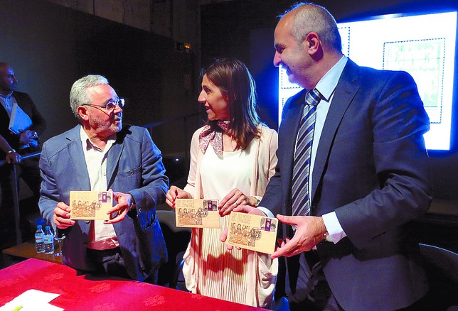 Jiménez, González y Fraguas (de izq. a drch.) comentando la originalidad de los sobres que sostienen en sus manos.