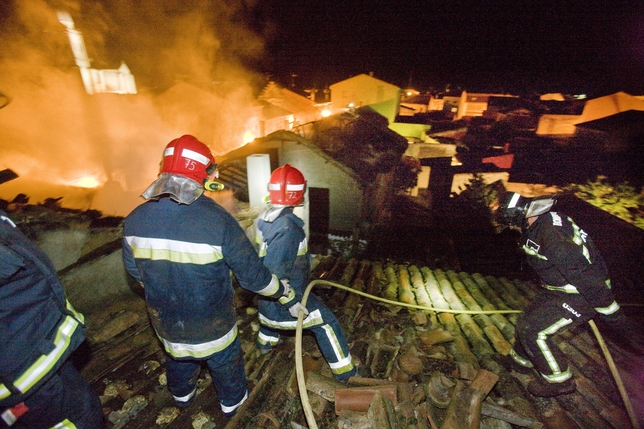 El pasado martes un voraz incendio arrasó seis viviendas en pleno casco urbano de Melgar de Fernamental.