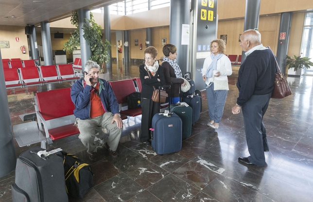 No ha coemnzado con buen pie su andadura en el aeropuerto de Villafría León Air. La aerolínea canceló y dejó en tierra el miércoles a los 5 pasajeros de su primer viaje a Málaga.