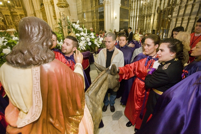 La Semana Santa ha comenzado con polémica en Burgos. La procesión de la Borriquilla, concluyó en la catedral y no se permitió a las cofradías retornar la imagen a la Iglesia de San Lorenzo.