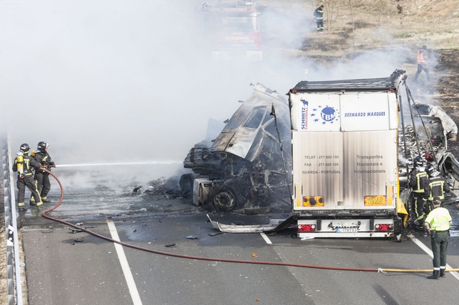 Un choque frontal entre dos camiones en la N-I, a la altura de Castil de Peones, provocó la muerte de dos camioneros que acabaron calcinados.