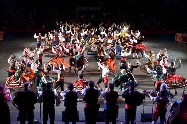 La Jota Burgalesa, con 144 bailarines y 30 músicos, puso la guinda al Festival de las Marzas, celebrado el domingo en un polideportivo El Plantío que se llenó para disfrutar de la gran fiesta del folclore.