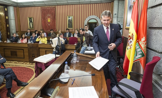 Tras semanas de negociaciones, pactos y sorpresas finales, Javier Lacalle fue reelegido alcalde de Burgos el sábado 13 de junio. Ahora deberá gobernar en minoría.