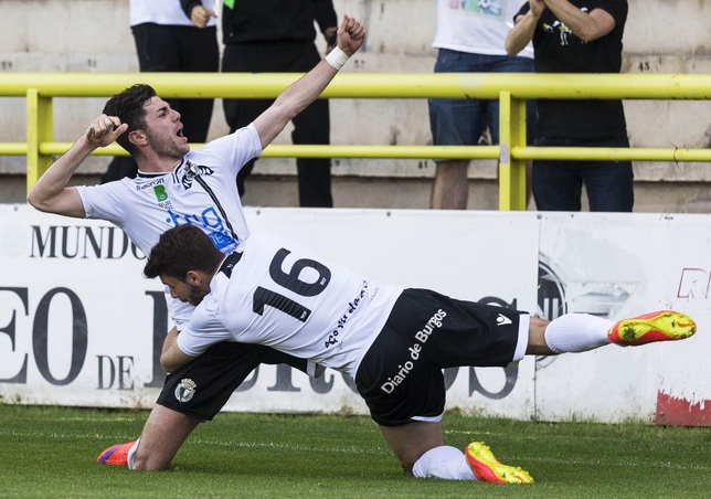 Javi Hernández agarra a Cristian, autor de los dos goles que permitieron al Burgos CF ganar al Zamora el domingo (2-1) y lograr la permanencia en Segunda B una temporada más.