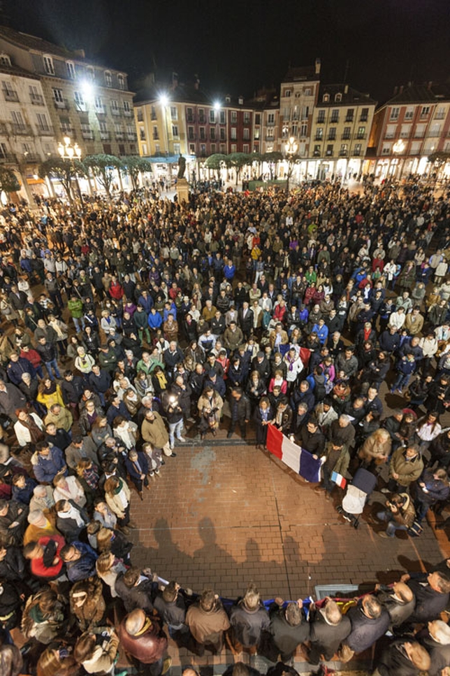 Multitudinaria concentración en la Plaza Mayor de Burgos para condenar los atentados terroristas perpetrados el viernes en París.