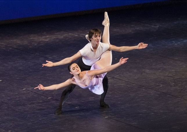 Las coreografías de los bailarines de la Escuela Profesional de Danza de Castilla y León llenan el Fórum de pasos clásicos y movimientos contemporáneos, las dos especialidades que se imparten en Burgos desde hace diez años.