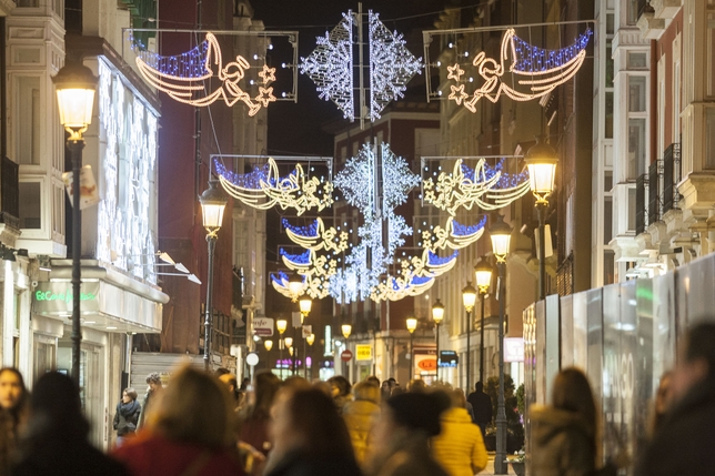 Las luces de navidad ya adornan las principales calles de la ciudad  / JESÚS JAVIER MATÍAS
