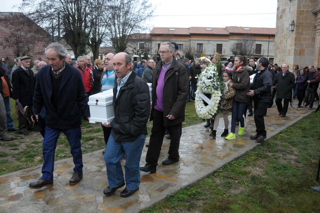 La pequeña Alicia, de solo 17 meses, murió el martes en Vitoria después de que un hombre de 30 años la arrojara por la ventana tras intentar abusar de ella. El viernes recibió sepultura en Hontoria del Pinar, donde reside su abuelo.