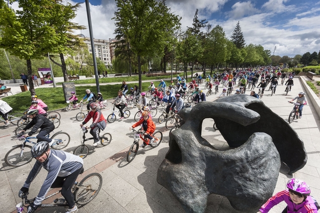 Miles de burgaleses de todas las edades se suman al Día de la Bici.