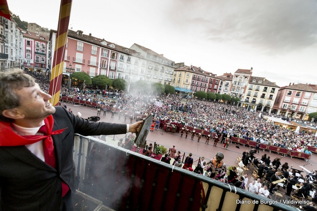 Burgos está de fiesta y los burgaleses salen a la calle para celebrarlo. El pregón, el lanzamiento de la bota y la interpretación del Himno a Burgos han sido algunos de los primeros actos de unos Sampedros que se prolongarán durante nueve días.