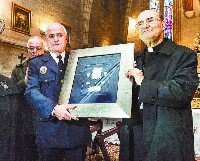 Juan José García recibe del arzobispo, Fidel Herráez, la distinción del Tito de Oro.