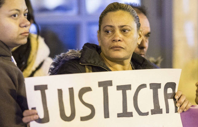 La abuela de Alicia, la pequeña asesinada en Vitoria, pidió «justicia» para su nieta durante la concentración contra la violencia machista organizada el martes por el Colectivo 8 de Marzo en la Plaza del Cid.