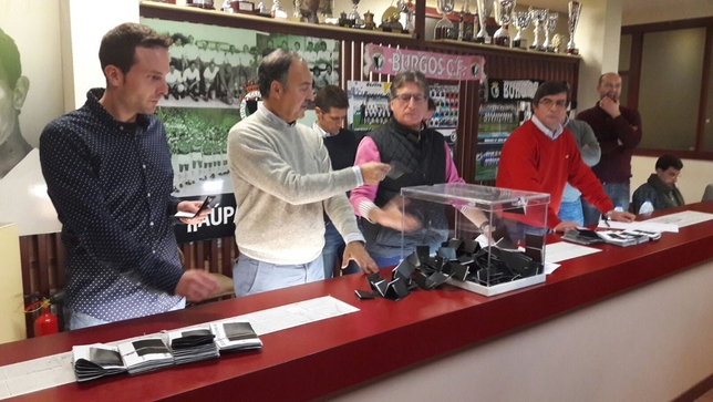 Recuento de votos en las oficinas del Burgos CF.