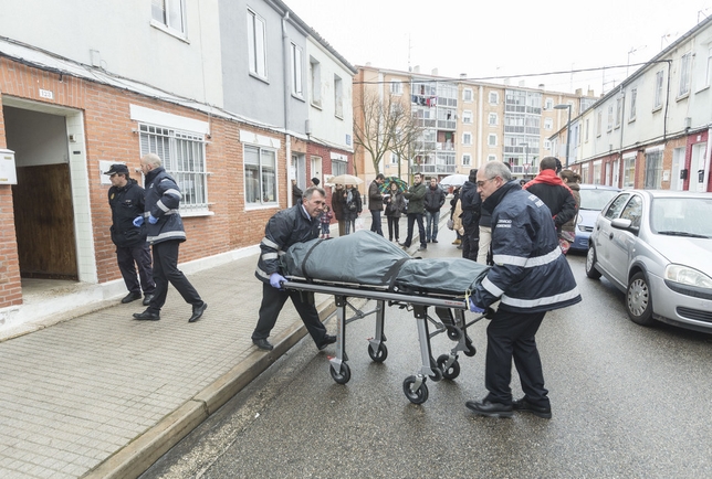 Dos ancianos fueron encontrados muertos el martes en su vivienda de la Barriada Inmaculada tras varios días sin dar señales de vida.   / JESÚS JAVIER MATÍAS