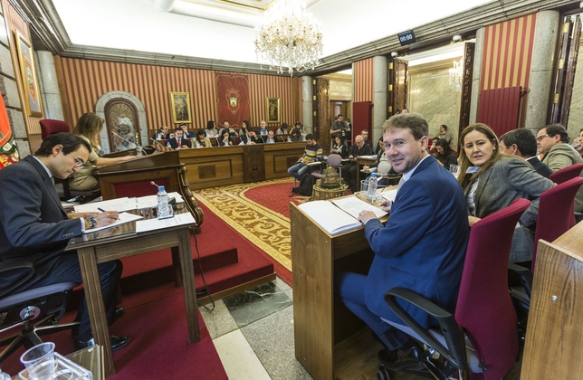 El alcalde, Javier Lacalle, cedió el viernes la presidencia de la sesión plenaria a la concejala Carolina Blasco y él ocupó asiento en la bancada del PP.   / ALBERTO RODRIGO