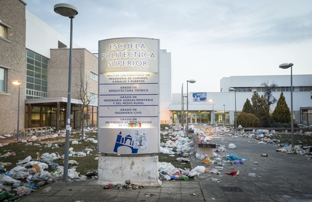 Las fiestas de la Politécnica y el descontrolado botellón volvieron a dejar toneladas de basura en el campus de la UBU.  / PATRICIA
