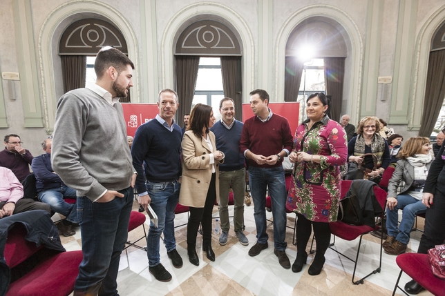 El secretario de Organización del PSOE, César Luena, acudió el sábado a Burgos para reunirse con afiliados locales en un acto en el que volvió a pedir a Podemos que facilite un 