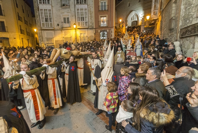 La Semana santa ya está aquí. La Procesión del Santísimo Cristo de Burgos partió en la tarde del domingo desde la iglesia de San Gil entre la atención de los devotos.  / JESÚS J. MATÍAS