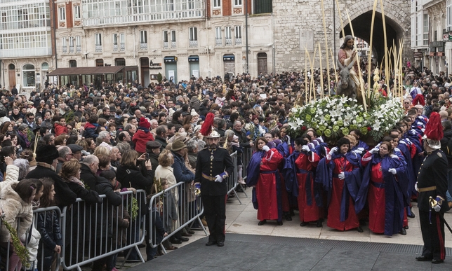 La Procesión de la borriquilla es la más tradicional de entre las que se celebran en Burgos el Domingo de Ramos. La imagen llegó hasta la Catedral tras atravesar por una repleta Plaza del Rey San Fernando.  / VALDIVIELSO
