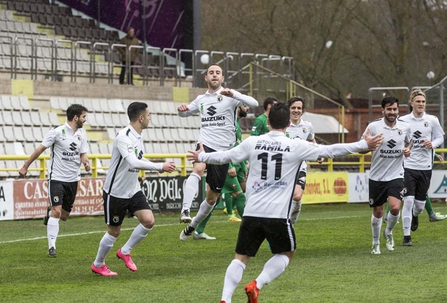 Odei salta y sus compañeros sonríen. El central consiguió de cabeza el 1-0 que iniciaba la victoria del Burgos CF ante el Racing de Ferrol.  / LUIS LÓPEZ ARAICO