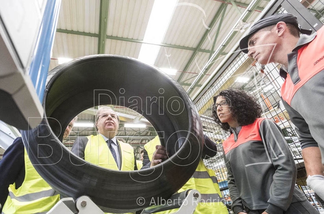 Juan Vicente Herrera en un momento de su visita a la fábrica de Bridgestone  / ALBERTO RODRIGO
