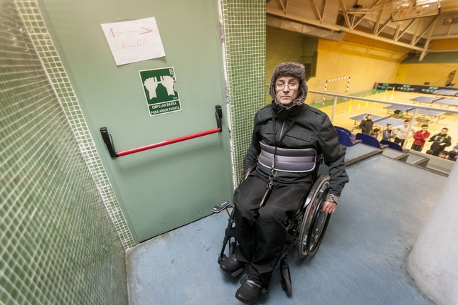 Joaquín Peña, afectado por tetraplejia, denuncia la ausencia de un acceso para sillas de ruedas al polideportivo del centro cívico Río Vena tras esperar 45 minutos en la calle a que terminara el partido en el que jugaba su hija.