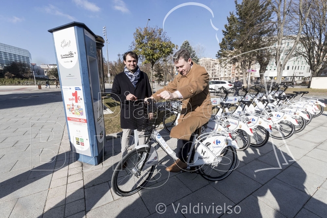 Lacalle, sobre una de las bicicletas de BiciBur. El alcalde y Jorge Berzosa presentaron mejoras en el servicio de préstamo de estos vehículos de dos ruedas.   / VALDIVIELSO