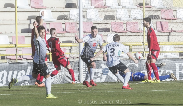 Adrián celebra el tanto que dio al Burgos la victoria contra el Arenas en el estreno de Alejandro Menéndez en el banquillo.   / JESÚS J. MATÍAS