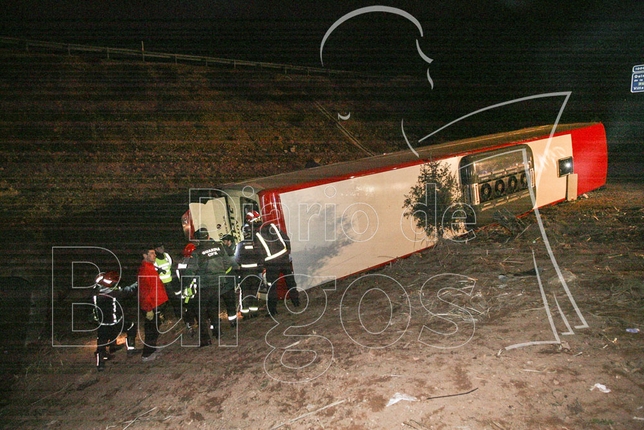 El autocar volcó del lado derecho tras recorrer varios metros de arcén en bajada.