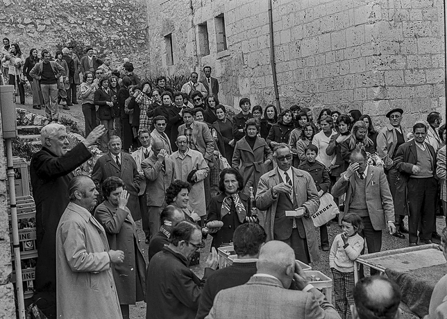 El sacerdote Bonifacio Garcés, párroco de Briviesca, bendice la comida repartida a los asistentes a la rogativa. 