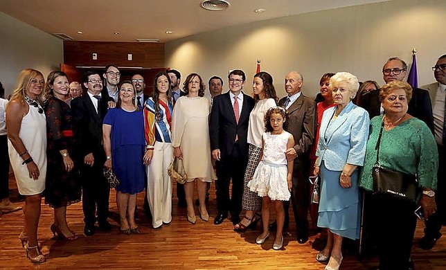 Alfonso Fernández Mañueco (c), junto a familiares y amigos