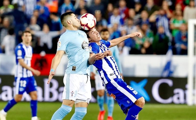 Tomás Pina (d), disputa el balón ante Maxi Gómez. EFE/David Aguilar.