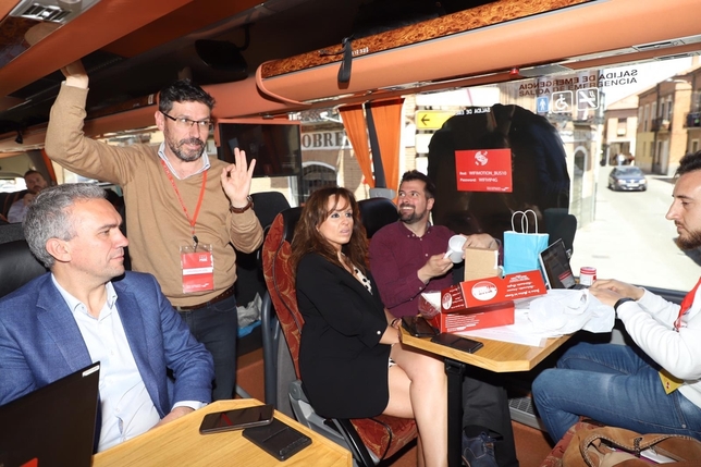 Manuel Iglesias, responsable de prensa, en el autobús electoral junto al candidato Luis Tudanca, Javier Izquierdo (i) y el periodista de la Agencia Ical.