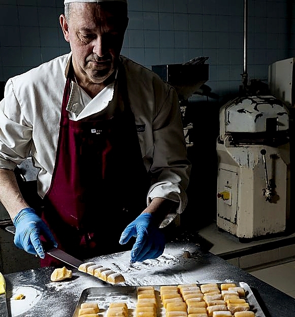 David Saiz, maestro pastelero de Maxi, en pleno operativo.