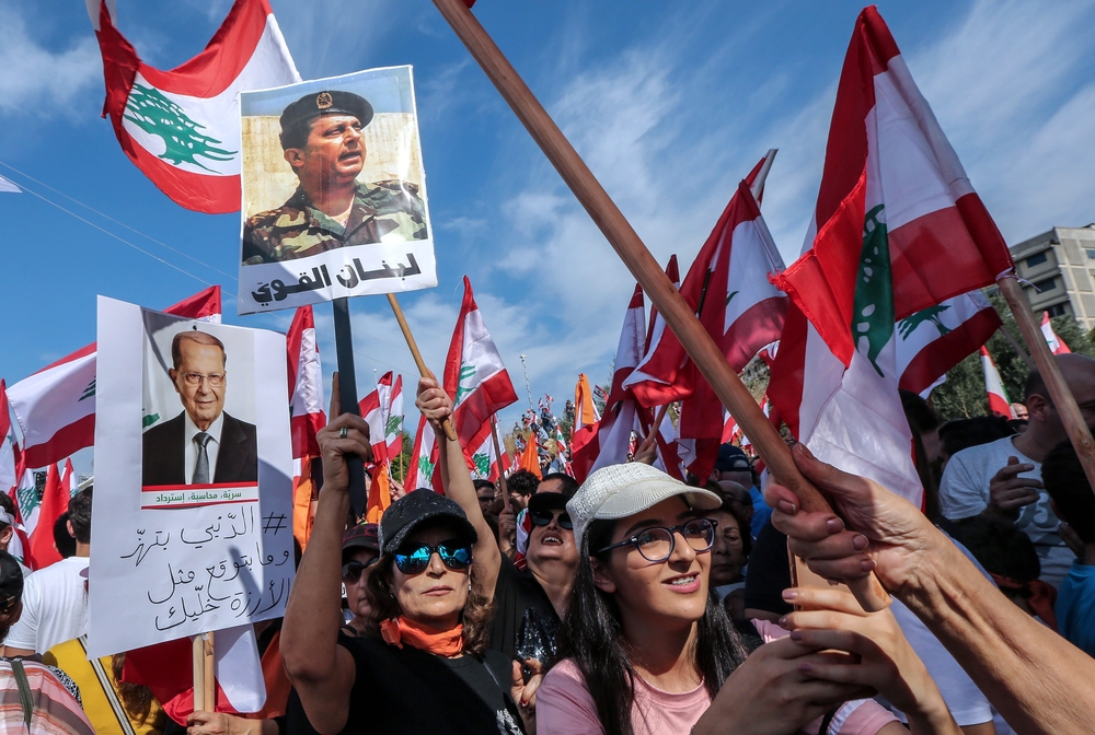 Supporters of Lebanese President Michel Aoun protest  / NABIL MOUNZER