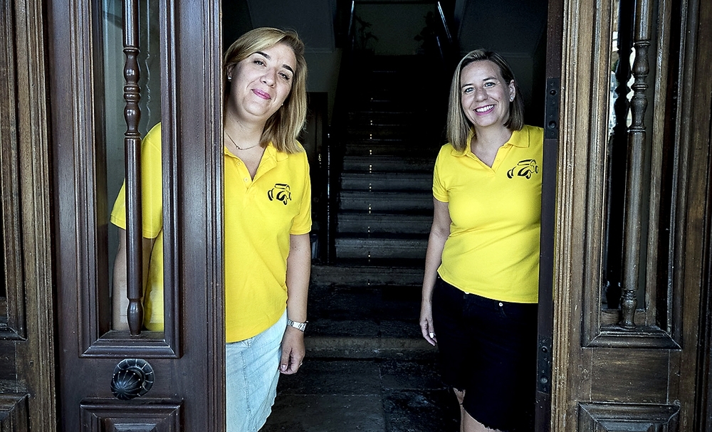 Nuria Rodríguez (i.) y Marga Peña, en la puerta del Ayuntamiento de la localidad. 