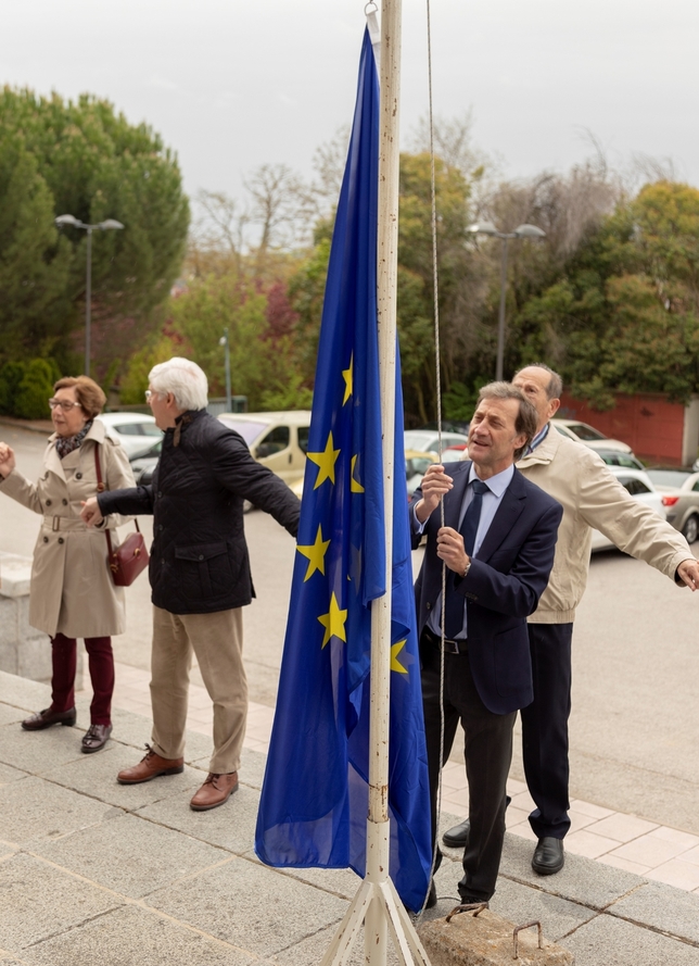 La Universidad Isabel I enarbola la bandera de Europa