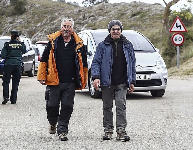 Miguel Ángel Salinas y José María del Río llegan tras la caminata.