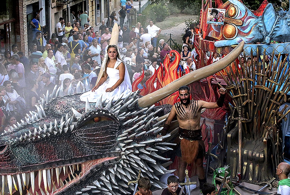  El chispazo de tronos. Carroza de las fiestas de Salas fotografiada por Rebeca Ruiz.   / F2 ESTUDIO