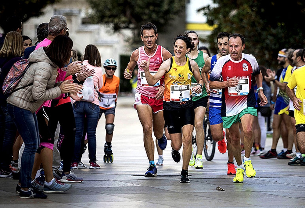 Rebeca Ruiz vuelve a ganar. El maratón se ha convertido en su prueba y Luis López Araico fotografió la alegría de la atleta.   / LUIS LÓPEZ ARAICO