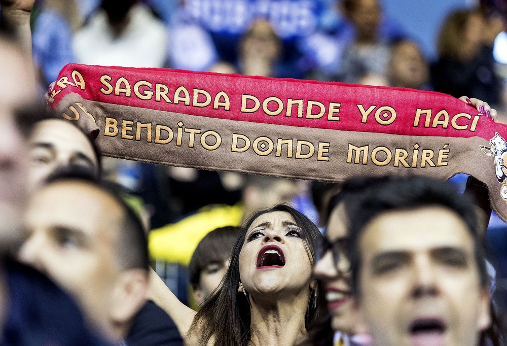 Himno en el San Pablo. En la foto de Valdivielso casi se escucha la letra de la bufanda.  / VALDIVIELSO