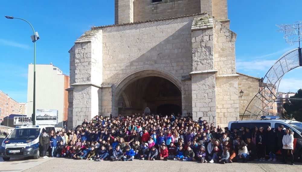 Foto de familia de los alumnos del Fernando de Rojas con integrantes de la Comisaría del Cuerpo Nacional de Policía en Burgos.