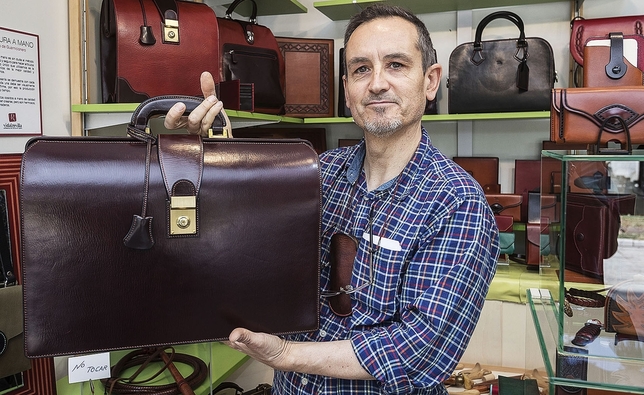 El artesano Vidal Revilla enseña la obra ganadora, un maletín de cuero con detalles de latón macizo.
