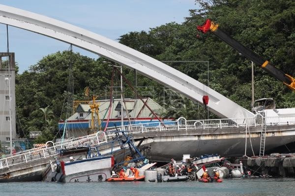 Al menos 20 heridos al derrumbarse un puente en Taiwán 