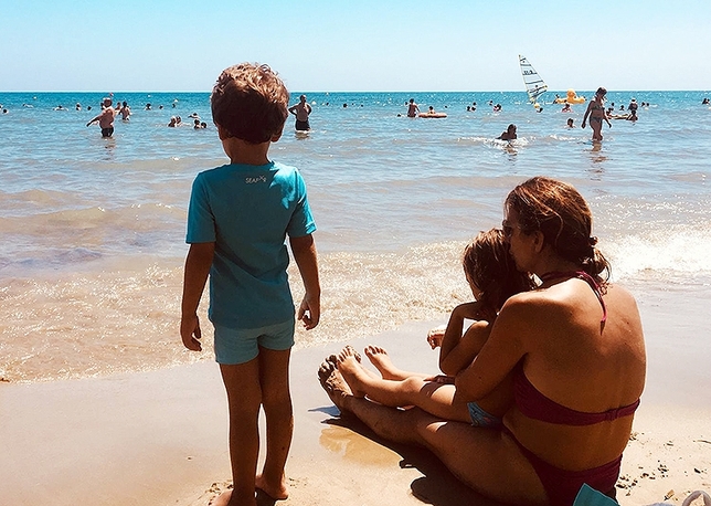 Nuria Barrio, con sus hijos en las playas de la costa del Azahar. 