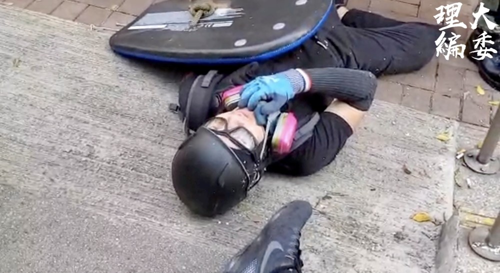 La Policía de Hong Kong dispara a un manifestante en el pech