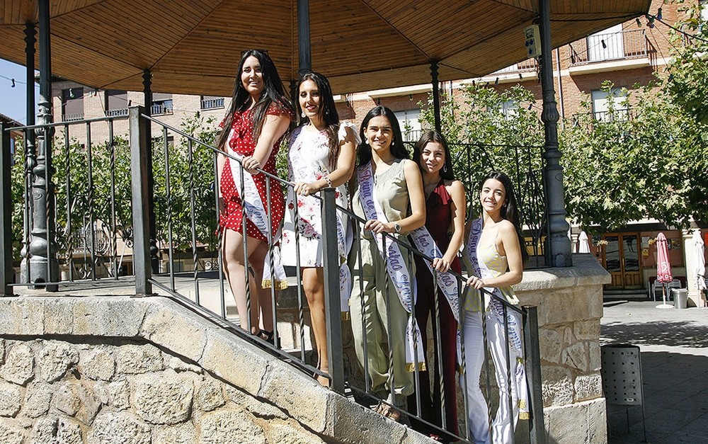 Las cinco jóvenes que conforman la corte real, en el templete. La reina, Raquel Alzórriz, en el centro.