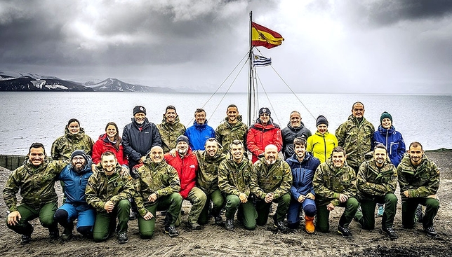 Grupo de científicos y militares en la XXXII Expedición Antártica. 